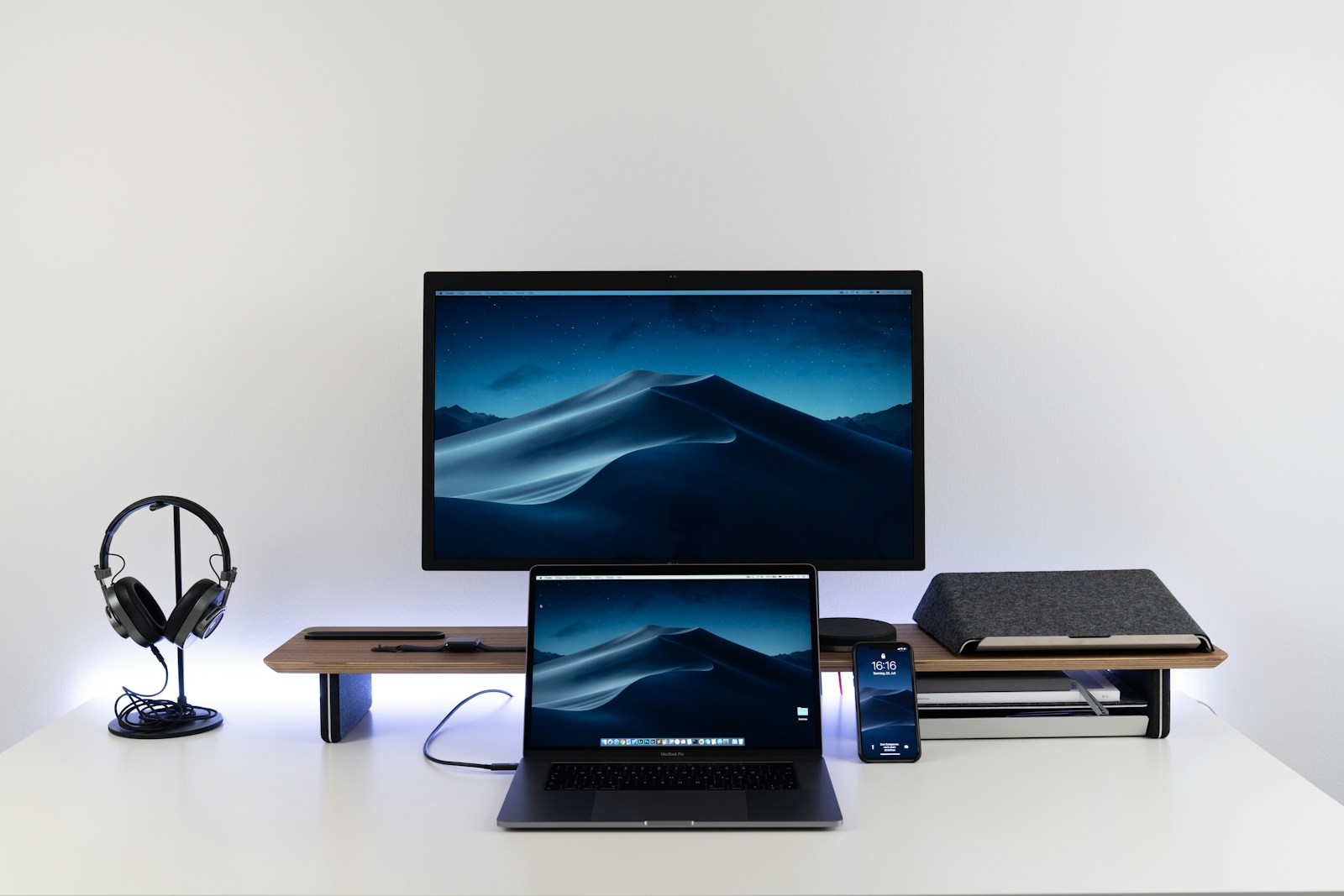 USB-C docking and multi-monitor workstation